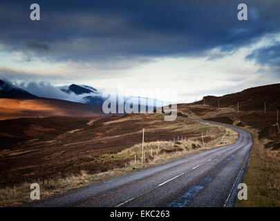 Chemin rural et de montagnes brumeuses, nord-ouest de l'Assynt, Highlands, Scotland, UK Banque D'Images