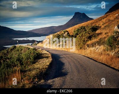 Vue de la route en milieu rural et du Stac Pollaidh, Assynt, North West Highlands, Ecosse, Royaume-Uni Banque D'Images