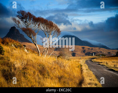 Storm clouds over rural road et de montagnes, Hautes-terres du nord-ouest, Assynt, Ecosse, Royaume-Uni Banque D'Images