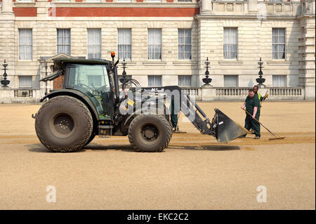 Londres, Angleterre, Royaume-Uni. Horse Guards Parade. Les hommes se propager gravel Banque D'Images