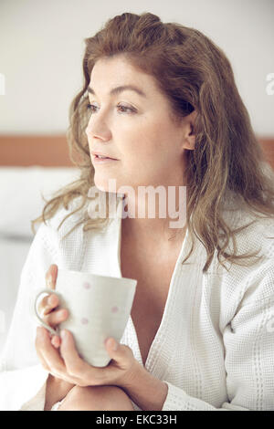 Portrait of mature woman holding mug Banque D'Images