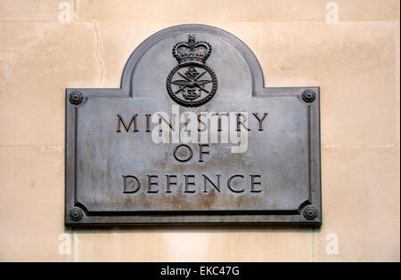 Londres, Angleterre, Royaume-Uni. Ministère de la Défense - à l'extérieur de la plaque de la porte sud du bâtiment principal sur Whitehall Banque D'Images