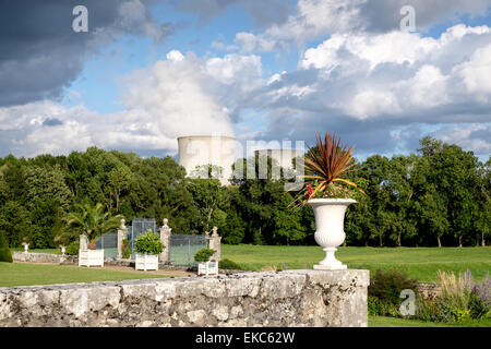 Vue depuis les jardins de Château d'Avaray de tours de refroidissement de Saint-Laurent centrale nucléaire sur la Loire à Saint-Laure Banque D'Images