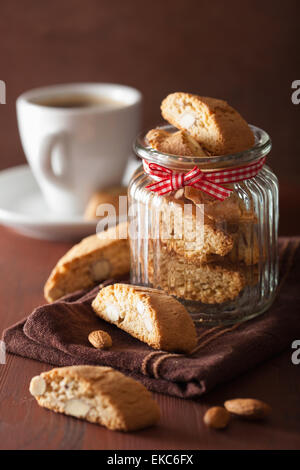 Cantuccini italiens traditionnels cookies et café Banque D'Images