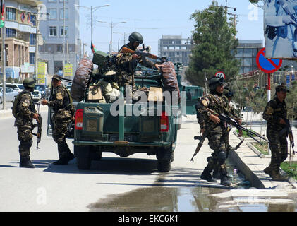 Mazar-i-Sharif, ville de l'Afghanistan. Le 9 avril, 2015. Les membres de la sécurité en Afghanistan arrivent sur le site d'une attaque dans la région de Mazar-i-Sharif, ville du nord de la capitale de la province afghane de Balkh, le 9 avril 2015. Au moins quatre personnes ont été tuées et plusieurs autres blessées par des hommes armés ont attaqué le procureur d'appel provinciales immeuble de bureaux à Mazar-i-Sharif, ville du nord de la capitale de la province afghane de Balkh le jeudi, a déclaré une source officielle. (Xinhua/Azorda) Credit : Xinhua/Alamy Live News Banque D'Images