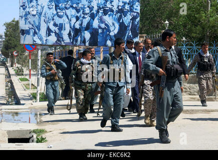 Mazar-i-Sharif, ville de l'Afghanistan. Le 9 avril, 2015. Les membres de la sécurité en Afghanistan arrivent sur le site d'une attaque dans la région de Mazar-i-Sharif, ville du nord de la capitale de la province afghane de Balkh, le 9 avril 2015. Au moins quatre personnes ont été tuées et plusieurs autres blessées par des hommes armés ont attaqué le procureur d'appel provinciales immeuble de bureaux à Mazar-i-Sharif, ville du nord de la capitale de la province afghane de Balkh le jeudi, a déclaré une source officielle. (Xinhua/Azorda) Credit : Xinhua/Alamy Live News Banque D'Images