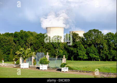 Vue depuis les jardins de Château d'Avaray de tours de refroidissement de Saint-Laurent centrale nucléaire sur la Loire à Saint-Laure Banque D'Images