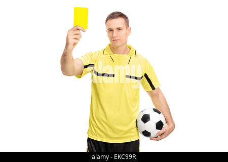 Arbitre de football de jeunes hommes tenant une balle et montrant une carte jaune isolé sur fond blanc Banque D'Images