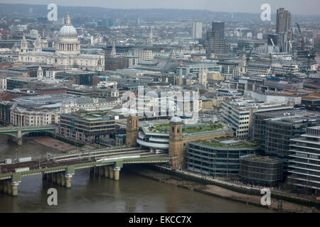 Vue depuis le Shard, London, montrant la Cathédrale St Paul à gauche, Cannon Street Railway Bridge, et le pont de Southwark (extrême gauche). Banque D'Images