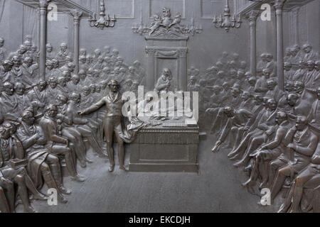 Soulagement de bronze à la Chambre des communes britannique en 1833 sur le piédestal de la statue de Lord Derby, la place du Parlement, Londres UK Banque D'Images