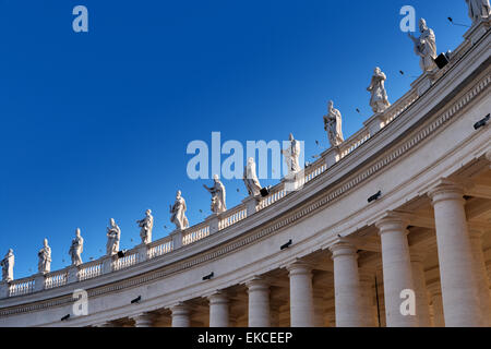 Vue sur le haut de la colonnade de Saint-Pierre au tombeau avec des statues de saints Banque D'Images