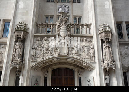 Sculpture bas-relief sur l'extérieur de Middlesex Guildhall construit (1906-1913), la place du Parlement, Londres, UK Banque D'Images