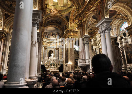 Ligurie, Italie. 07Th avr, 2015. Faithfull participer à la messe du dimanche de Pâques au 6ème siècle Basilique de Santo Stefano (St. Stephen) dans Lavagnia, sur la Riviera italienne. Perché sur le Golfe du Tigullio, le port de la ville de Lavagna est le foyer de 13 000 habitants et était un important centre culturel ligure au Moyen Âge. Credit : Alon Nir/Alamy Live News Banque D'Images