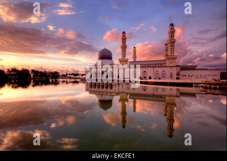 La ville de Kota Kinabalu, Sabah mosquée flottante de Bornéo, la Malaisie orientale Banque D'Images