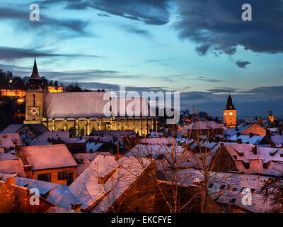 Vue de la nuit de l'église noire de Brasov, Roumanie (Biserica Neagră) Banque D'Images