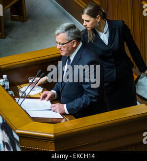 Kiev, Ukraine. 09 avr, 2015. Président de la Pologne, 9 avril 2015 a prononcé un discours au parlement ukrainien, le président de Petro Poroshenko et le Cabinet sont venus pour l'entendre. Bronislaw Komorowski a déclaré : "Il n'y a pas de Pologne libre sans une Ukraine.' Le Président polonais Borislav Komorowski a rappelé aux politiciens ukrainiens qu'un accord - une condition de succès dans la conduite de réformes. Selon lui, lorsque les réformes ont été menées en Pologne, le pays était dans une grave crise économique. Crédit : Igor Golovnov/Alamy Live News Banque D'Images