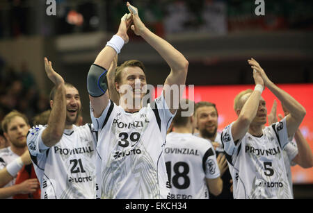 Magdeburg, Allemagne. Le 08 Avr, 2015. Kiehl's Steffen Weinhold (l-r), Joan Canellass, Filip, Alexandre Gaté Niclas Ekberg et Henrik Lundstroe cheer après le match de Bundesliga allemande de handball entre SC Magdeburg et THW Kiel à Magdeburg, Allemagne, 08 avril 2015. Photo : Jens Wolf/dpa/Alamy Live News Banque D'Images