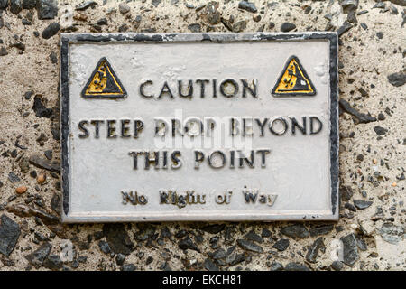 Panneau d'avertissement - Forte chute attention au-delà de ce point dans le port de Mullion, Cornwall, Angleterre Banque D'Images