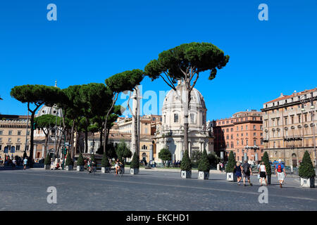 Italie Rome Chiesa Cattolica SS Nome di Maria Colonna Traiana Santa Maria di Loreto Piazza Foro traiano Banque D'Images