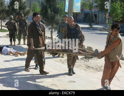 Mazar-I-Sharif, en Afghanistan. Le 9 avril, 2015. Les membres des forces de sécurité afghanes portent le corps d'une victime à l'emplacement d'une attaque à Mazar-i-Sharif, ville du nord de la capitale de la province afghane de Balkh, le 9 avril 2015. Des quatre personnes ont été tués tandis que 25 autres blessés dans une attaque terroriste à un tribunal dans le nord de la province afghane de Balkh le jeudi, de sources officielles. Source : Xinhua/Alamy Live News Banque D'Images