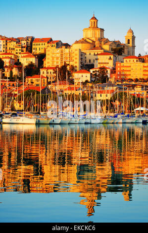 Ville d'Imperia, ligurie, italie pendant le lever du soleil Banque D'Images