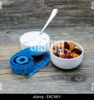 Petit-déjeuner diététique avec du yogourt et granola sur fond de bois rustique. Banque D'Images