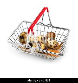 Des oeufs de cailles dans un panier. Arrière-plan blanc. Banque D'Images