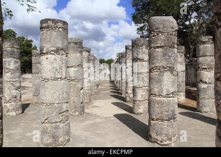 Colonnes Chichen Itza au Mexique Maya ruins in rows Banque D'Images