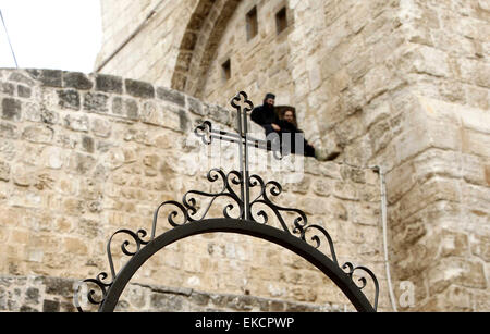 Jérusalem, Jérusalem, territoire palestinien. Apr 9, 2015. Greffier orthodoxe assister à la cérémonie du lavement des pieds dans l'église du Saint Sépulcre, avant la Pâque orthodoxe, dans la vieille ville de Jérusalem le 9 avril 2015 © Saeb Awad/APA/Images/fil ZUMA Alamy Live News Banque D'Images