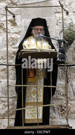 Jérusalem, Jérusalem, territoire palestinien. Apr 9, 2015. Un prêtre grec orthodoxe assiste à la cérémonie du lavement des pieds dans l'église du Saint Sépulcre, avant la Pâque orthodoxe, dans la vieille ville de Jérusalem le 9 avril 2015 © Saeb Awad/APA/Images/fil ZUMA Alamy Live News Banque D'Images