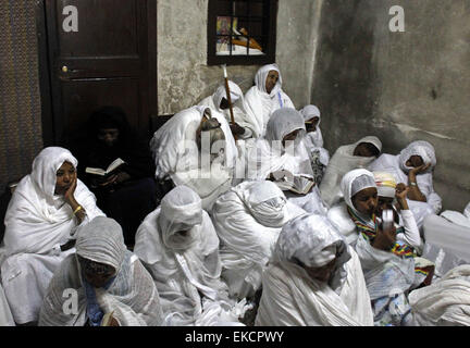 Jérusalem, Jérusalem, territoire palestinien. Apr 9, 2015. Les fidèles orthodoxes éthiopiens assister à la cérémonie du lavement des pieds dans la section éthiopienne de l'église du Saint-Sépulcre, en avant de la Pâque orthodoxe, dans la vieille ville de Jérusalem le 9 avril 2015 © Saeb Awad/APA/Images/fil ZUMA Alamy Live News Banque D'Images