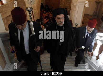 Jérusalem, Jérusalem, territoire palestinien. Apr 9, 2015. Les prêtres grecs-orthodoxes, assister à la cérémonie du lavement des pieds dans l'église du Saint Sépulcre, avant la Pâque orthodoxe, dans la vieille ville de Jérusalem le 9 avril 2015 © Saeb Awad/APA/Images/fil ZUMA Alamy Live News Banque D'Images