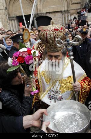 Jérusalem, Jérusalem, territoire palestinien. Apr 9, 2015. Patriarche orthodoxe grec de Jérusalem Theophilos métropolitaine assiste à la cérémonie du lavement des pieds dans l'église du Saint Sépulcre, avant la Pâque orthodoxe, dans la vieille ville de Jérusalem le 9 avril 2015 © Saeb Awad/APA/Images/fil ZUMA Alamy Live News Banque D'Images