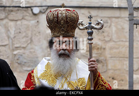 Jérusalem, Jérusalem, territoire palestinien. Apr 9, 2015. Patriarche orthodoxe grec de Jérusalem Theophilos métropolitaine assiste à la cérémonie du lavement des pieds dans l'église du Saint Sépulcre, avant la Pâque orthodoxe, dans la vieille ville de Jérusalem le 9 avril 2015 © Saeb Awad/APA/Images/fil ZUMA Alamy Live News Banque D'Images