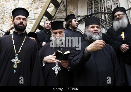 Jérusalem, Jérusalem, territoire palestinien. Apr 9, 2015. Les prêtres grecs-orthodoxes, assister à la cérémonie du lavement des pieds dans l'église du Saint Sépulcre, avant la Pâque orthodoxe, dans la vieille ville de Jérusalem le 9 avril 2015 © Saeb Awad/APA/Images/fil ZUMA Alamy Live News Banque D'Images