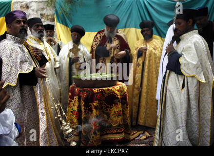 Jérusalem, Jérusalem, territoire palestinien. Apr 9, 2015. Les prêtres orthodoxes éthiopiens assister à la cérémonie du lavement des pieds dans la section éthiopienne de l'église du Saint-Sépulcre, en avant de la Pâque orthodoxe, dans la vieille ville de Jérusalem le 9 avril 2015 © Saeb Awad/APA/Images/fil ZUMA Alamy Live News Banque D'Images