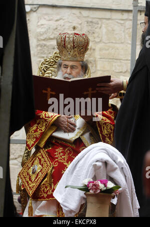 Jérusalem, Jérusalem, territoire palestinien. Apr 9, 2015. Patriarche orthodoxe grec de Jérusalem Theophilos métropolitaine assiste à la cérémonie du lavement des pieds dans l'église du Saint Sépulcre, avant la Pâque orthodoxe, dans la vieille ville de Jérusalem le 9 avril 2015 © Saeb Awad/APA/Images/fil ZUMA Alamy Live News Banque D'Images