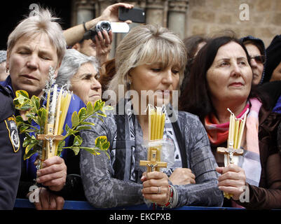 Jérusalem, Jérusalem, territoire palestinien. Apr 9, 2015. Orthodoxe chrétien fidèles assistent à la cérémonie du lavement des pieds dans l'église du Saint Sépulcre, avant la Pâque orthodoxe, dans la vieille ville de Jérusalem le 9 avril 2015 © Saeb Awad/APA/Images/fil ZUMA Alamy Live News Banque D'Images