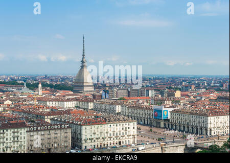 Turin Italie, vue aérienne de la tour mole Antonelliana et des bâtiments autour de la Piazza Vittorio Veneto dans le centre de la ville de Turin, Italie. Banque D'Images