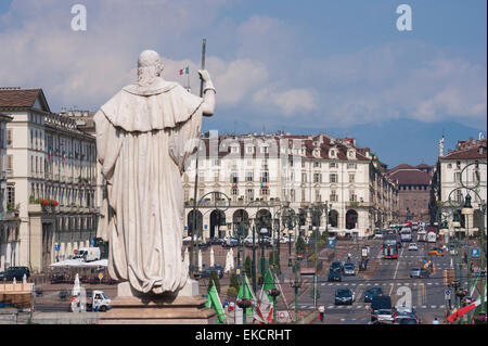 Turin Piazza Vittorio Veneto, vue arrière de statue de Vittorio Emanuele II face à la place Vittorio Veneto, dans le centre de Turin (Torino), Italie Banque D'Images