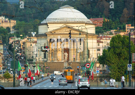 Turin Gran Madre di Dio, église de la Gran Madre di Dio à Turin vue à partir de l'extrémité ouest de la ville,le pont Ponte Vittorio Emanuele. Banque D'Images