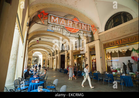 Le café de Turin, vue d'une arcade à la Piazza San Carlo montrant le célèbre Caffe Torino, Turin, Italie Banque D'Images