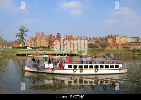 Hampton Court, London, UK. Le 9 avril, 2015. Météo France : par 2h00 le matin, la brume avait brûlé, laissant un après-midi chaud et ensoleillé, avec des températures atteignant 16 degrés à Hampton Court sur la rive de la Tamise dans le sud ouest de Londres. Credit : Julia Gavin UK/Alamy Live News Banque D'Images