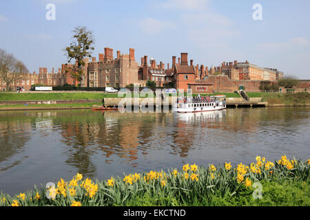 Hampton Court, London, UK. Le 9 avril, 2015. Météo France : par 2h00 le matin, la brume avait brûlé, laissant un après-midi chaud et ensoleillé, avec des températures atteignant 16 degrés à Hampton Court sur la rive de la Tamise dans le sud ouest de Londres. Credit : Julia Gavin UK/Alamy Live News Banque D'Images