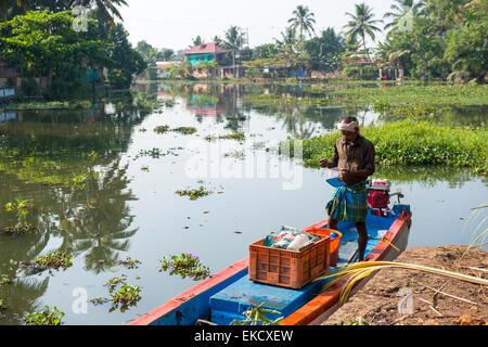 Un pêcheur sur les backwaters de Kumarakom, Kerala Inde Banque D'Images