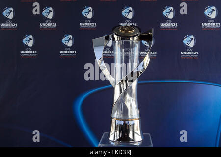 Trophée d'Europe de football de l'UEFA championnat des moins de 21 ans 2015 est vu pendant la conférence de presse à Prague, en République tchèque, le 9 avril 2015. (Photo/CTK Michal Kamaryt) Banque D'Images