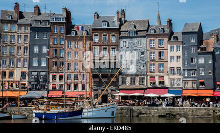 Bateaux amarrés dans le port à côté de diners et quai des bâtiments historiques, des cafés et restaurants, la ville de Honfleur, Normandie France Banque D'Images