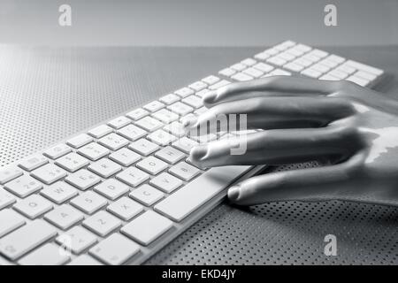Clavier de l'ordinateur de main d'argent aluminium Banque D'Images
