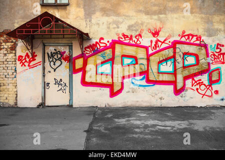 Saint-pétersbourg, Russie - 3 Avril, 2015 : fragment de graffiti avec le texte sur le mur jaune. Vasilievsky island Banque D'Images