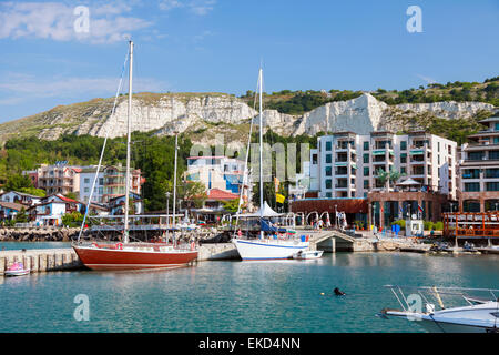 Yachts et bateaux à moteur de plaisance sont amarrés dans la baie de Balchik, Bulgarie Banque D'Images